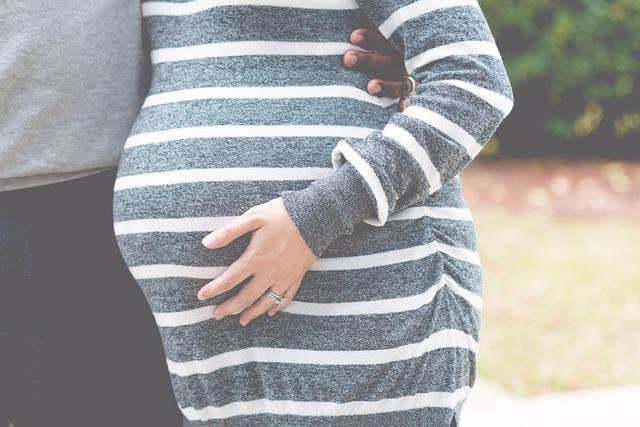 Důležité Detaily: Maternity Fashion, která Ladí se Stávajícím Garderobem