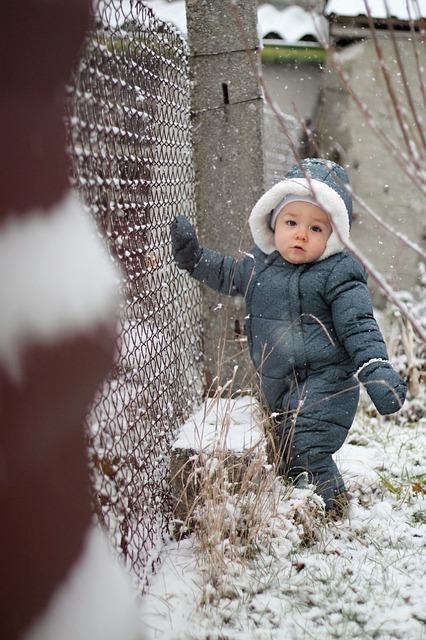 Jak zajistit, aby vaše zimní kombinéza byla pohodlná a bezpečná pro vaše dítě